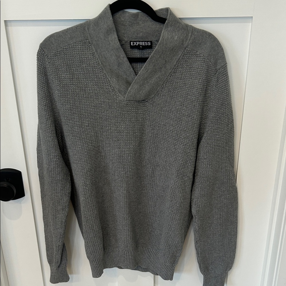 (Medium) Men's V-Neck Gray Sweater
